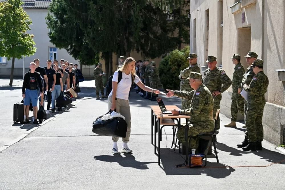 Novi naraštaj ročnika i ročnica stigao u Požegu na dragovoljno vojno osposobljavanje