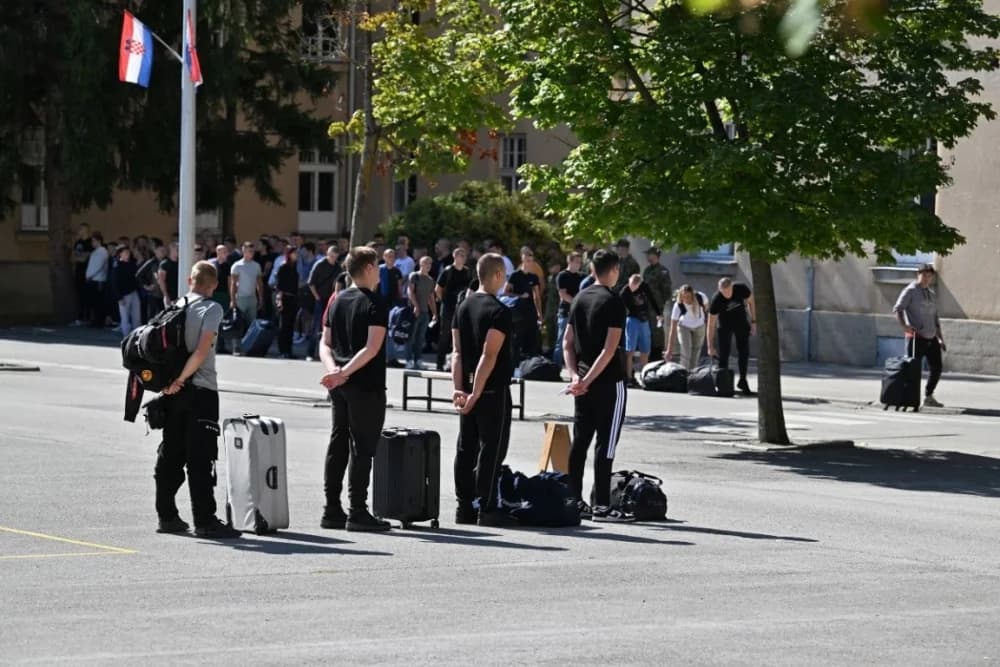 Novi naraštaj ročnika i ročnica stigao u Požegu na dragovoljno vojno osposobljavanje