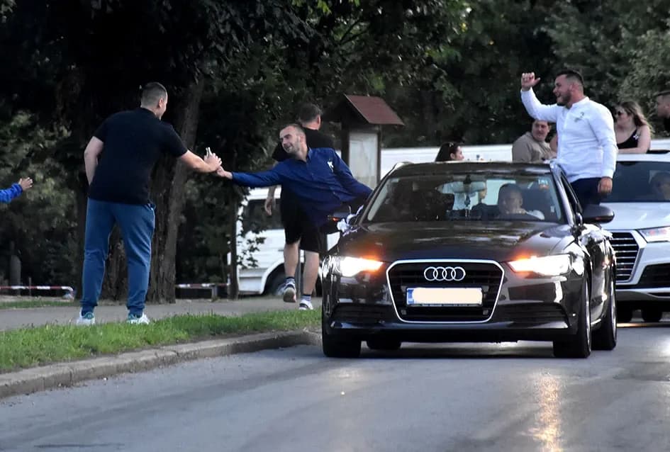 Svatovsko veselje podijelili s prolaznicima Kutjeva