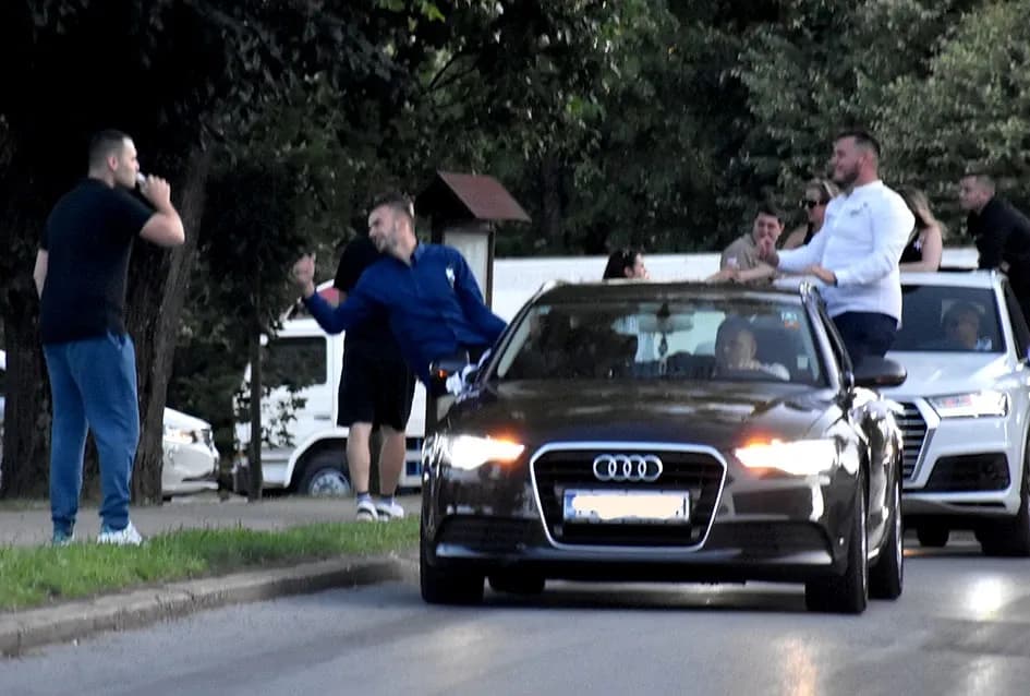 Svatovsko veselje podijelili s prolaznicima Kutjeva
