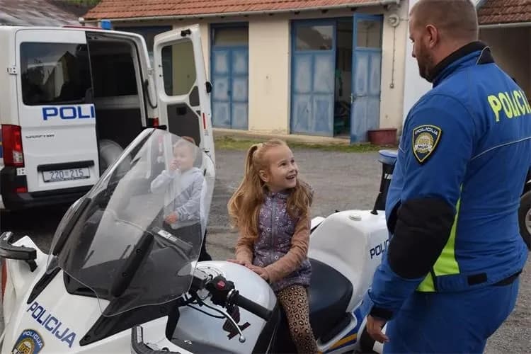 Djeca iz dječjeg vrtića „Grozdić“ posjetila Interventnu policiju