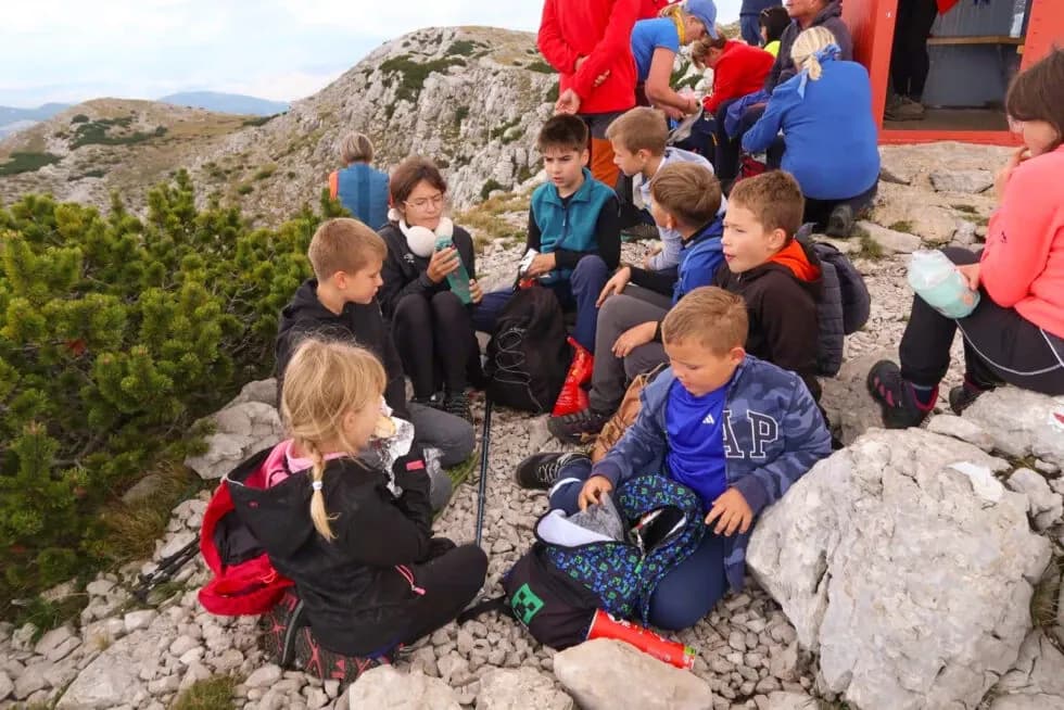 (FOTOGALERIJA) Mali požeški planinari Kempfići osvojili najviši vrh Hrvatske