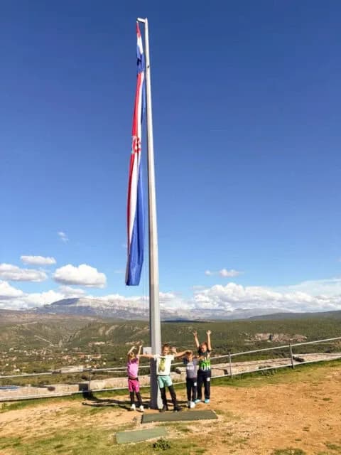 (FOTOGALERIJA) Mali požeški planinari Kempfići osvojili najviši vrh Hrvatske