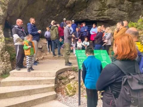 (FOTOGALERIJA) Mali požeški planinari Kempfići osvojili najviši vrh Hrvatske