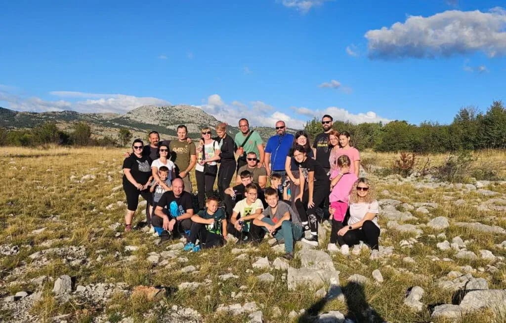 (FOTOGALERIJA) Mali požeški planinari Kempfići osvojili najviši vrh Hrvatske