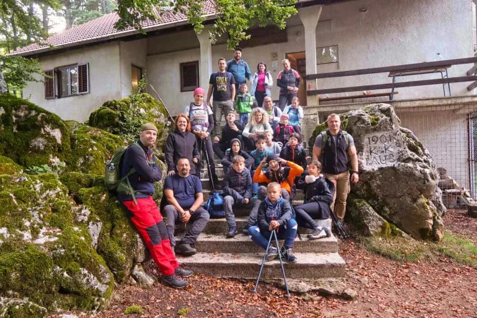 (FOTOGALERIJA) Mali požeški planinari Kempfići osvojili najviši vrh Hrvatske