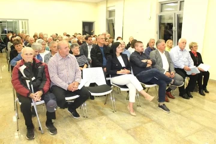 MJESEC HRVATSKE KNJIGE U PLETERNIČKOJ KNJIŽNICI: Predstavljena zbirka pjesama ’Kapi uspomena’ Predraga Milosavljevića