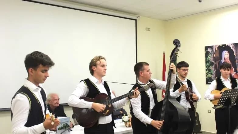 MJESEC HRVATSKE KNJIGE U PLETERNIČKOJ KNJIŽNICI: Predstavljena zbirka pjesama ’Kapi uspomena’ Predraga Milosavljevića