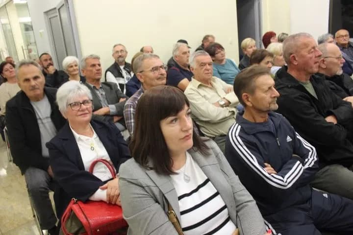 MJESEC HRVATSKE KNJIGE U PLETERNIČKOJ KNJIŽNICI: Predstavljena zbirka pjesama ’Kapi uspomena’ Predraga Milosavljevića