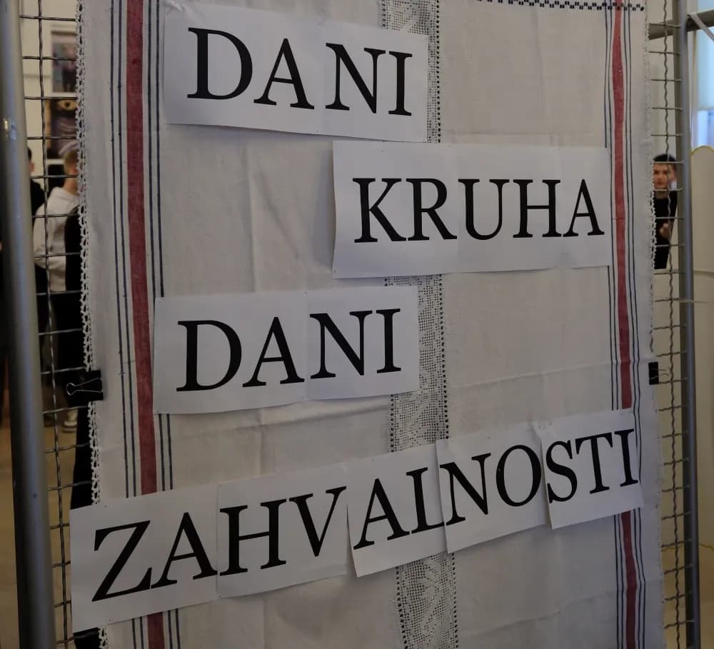 Gimnazijalci obilježili Dane kruha uz ukusne pekarske proizvode, pjesmu i ples