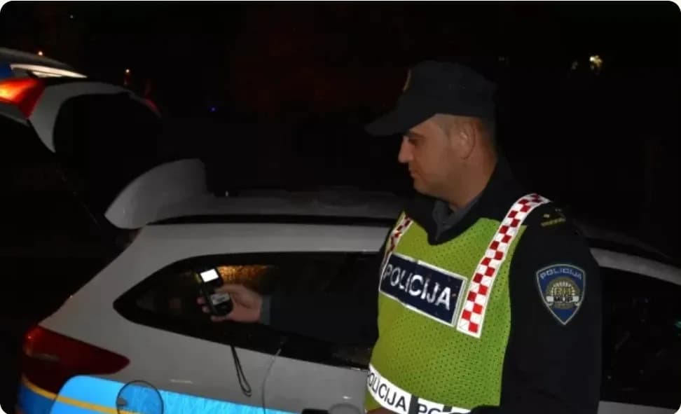 PIJAN, BEZ DOZVOLE I BEZ REGISTRACIJE – OPASNOST NA CESTI 