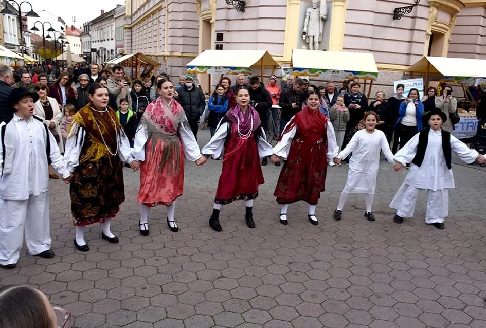 JESEN U POŽEGI: štandovi puni domaćih okusa i tradicionalno krštenje mošta
