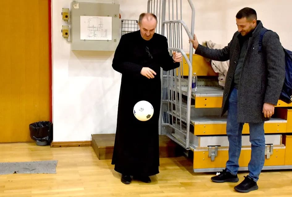 Nogometne bravura župnika Žuljevića: Ni reverenda ne smeta za pimplanje s loptom