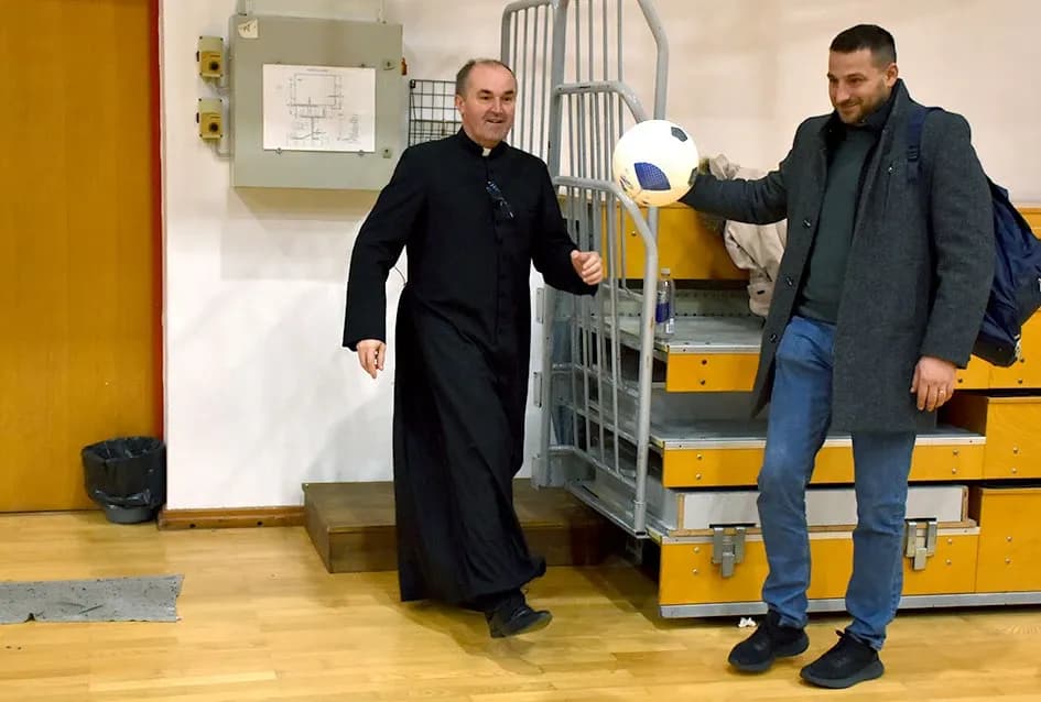 Nogometne bravura župnika Žuljevića: Ni reverenda ne smeta za pimplanje s loptom