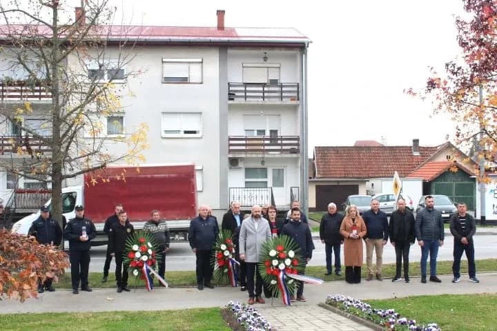UZ DAN SJEĆANJA: U Pleternici polaganjem vijenaca i paljenjem svijeća odana počast poginulim braniteljima