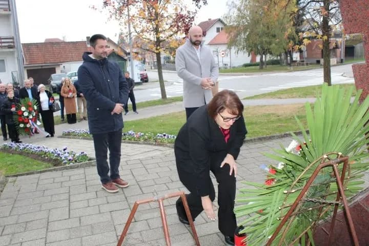 UZ DAN SJEĆANJA: U Pleternici polaganjem vijenaca i paljenjem svijeća odana počast poginulim braniteljima