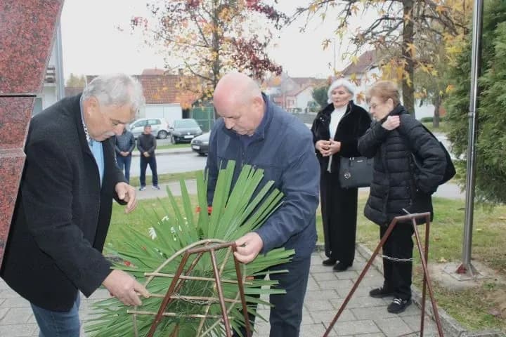 UZ DAN SJEĆANJA: U Pleternici polaganjem vijenaca i paljenjem svijeća odana počast poginulim braniteljima
