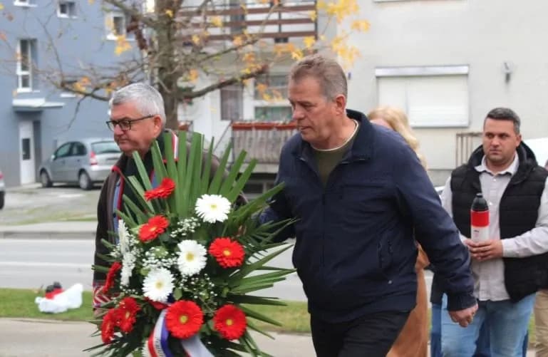 UZ DAN SJEĆANJA: U Pleternici polaganjem vijenaca i paljenjem svijeća odana počast poginulim braniteljima
