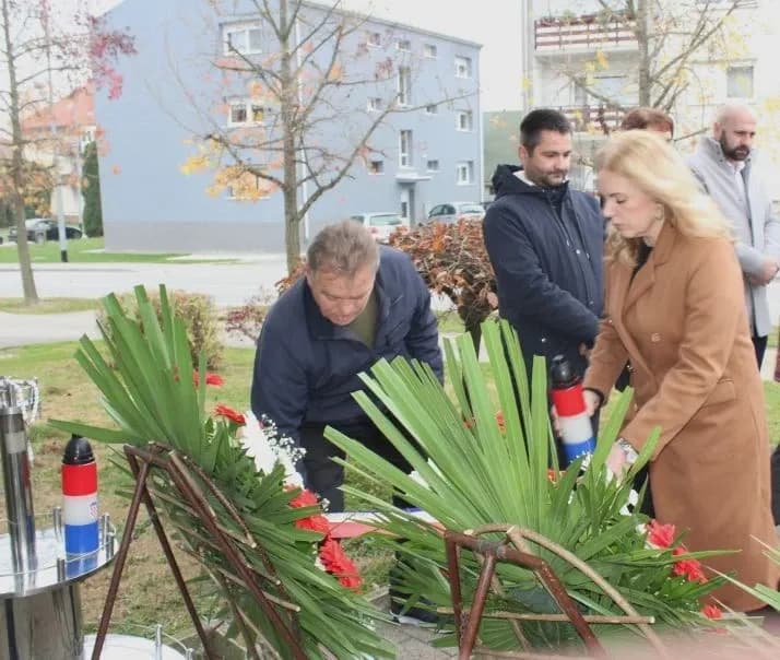 UZ DAN SJEĆANJA: U Pleternici polaganjem vijenaca i paljenjem svijeća odana počast poginulim braniteljima