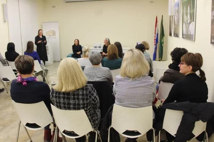 PLETERNICA: Predstavljena knjiga „Srce zvjerke“  Daliborke Carević Devernay iz Zagreba