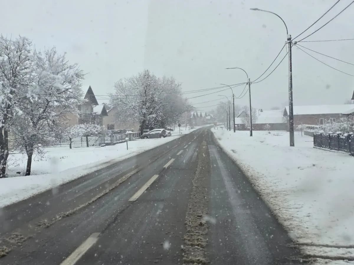 (FOTO) Prometovanje otežano preko Krndije: Zimska služba na terenu, vozačima upućen apel za oprez