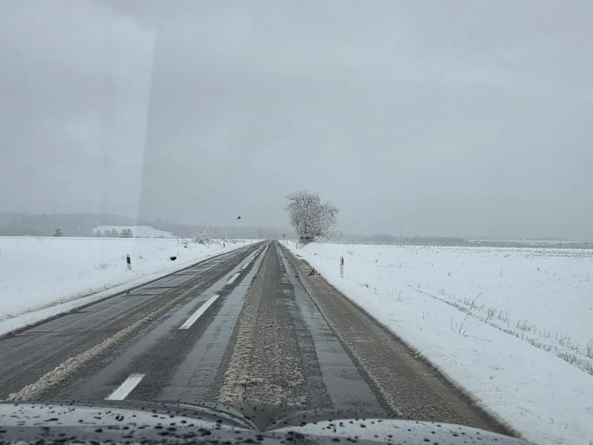 (FOTO) Prometovanje otežano preko Krndije: Zimska služba na terenu, vozačima upućen apel za oprez