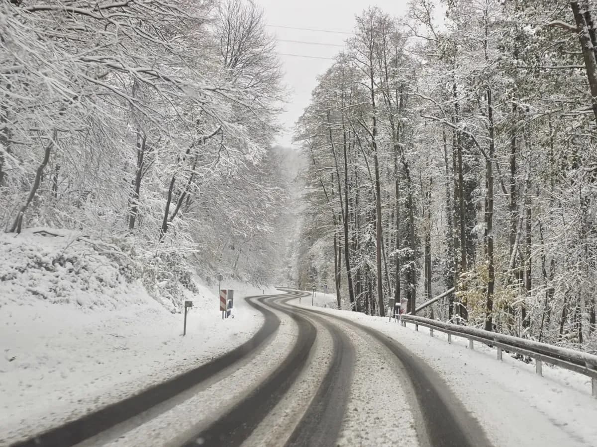 (FOTO) Prometovanje otežano preko Krndije: Zimska služba na terenu, vozačima upućen apel za oprez