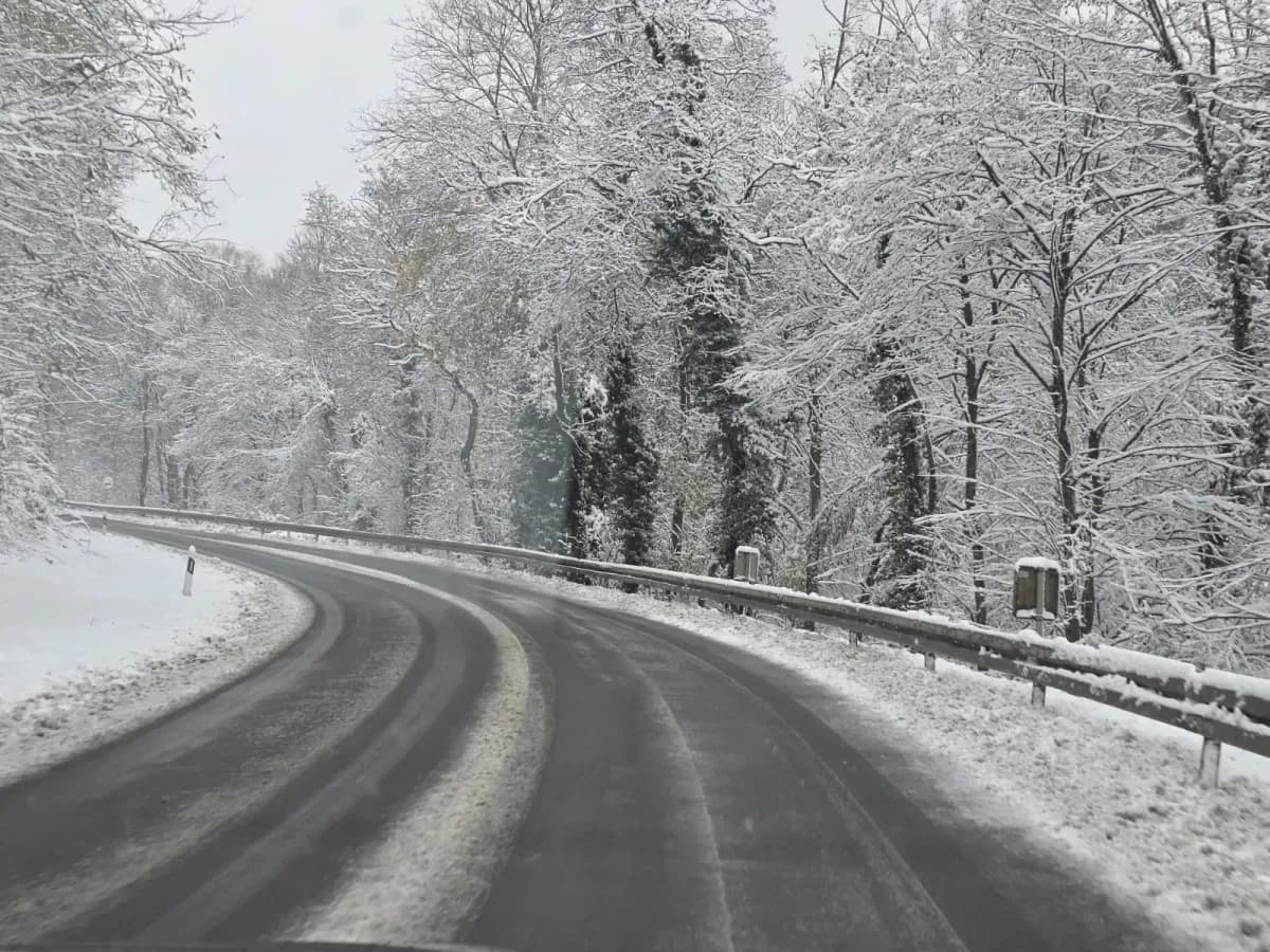 (FOTO) Prometovanje otežano preko Krndije: Zimska služba na terenu, vozačima upućen apel za oprez