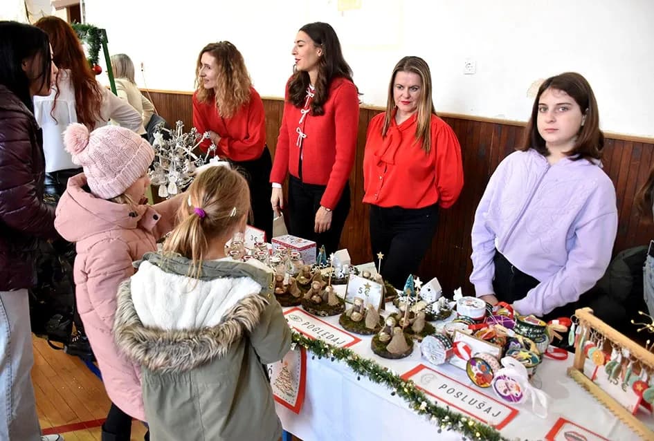 Čarolija zajedništva: Kempfovci još jednom oduševili blagdanskom izložbom „Prilika za sve“