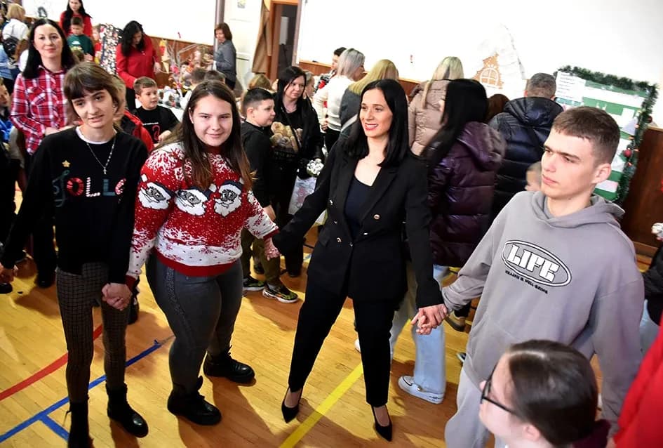 Čarolija zajedništva: Kempfovci još jednom oduševili blagdanskom izložbom „Prilika za sve“