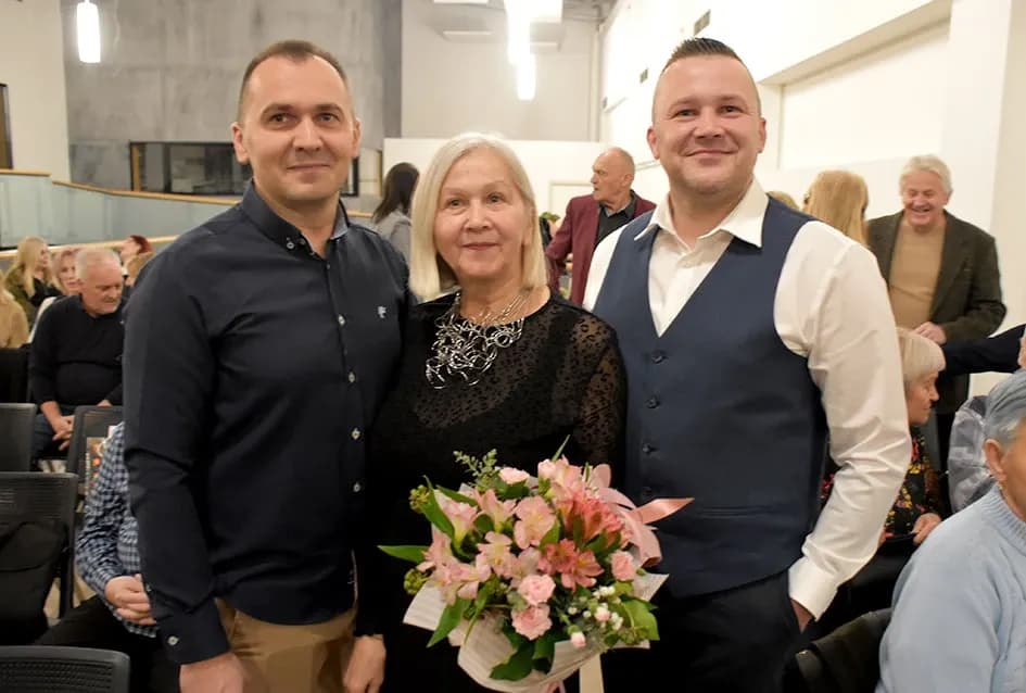 Poezija i makrame Slavice Šperande oduševili posjetitelje Gradske knjižnice Požega