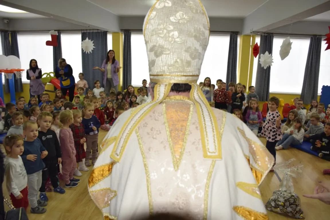 Toplina koja grije dušu: Sveti Nikola donio radost najmlađima u Požegi