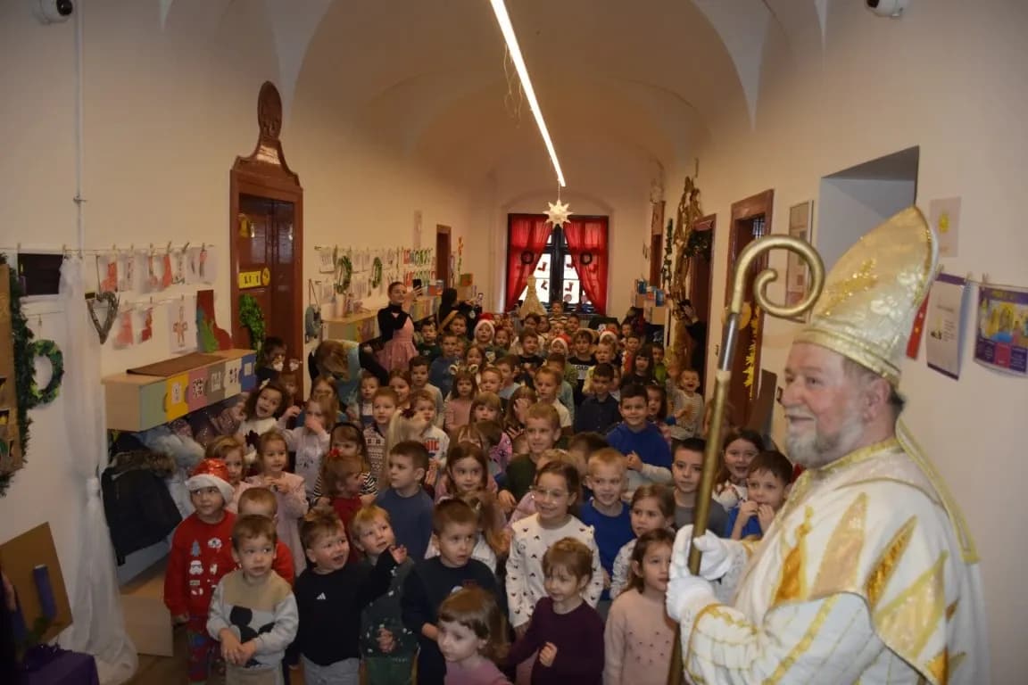 Toplina koja grije dušu: Sveti Nikola donio radost najmlađima u Požegi