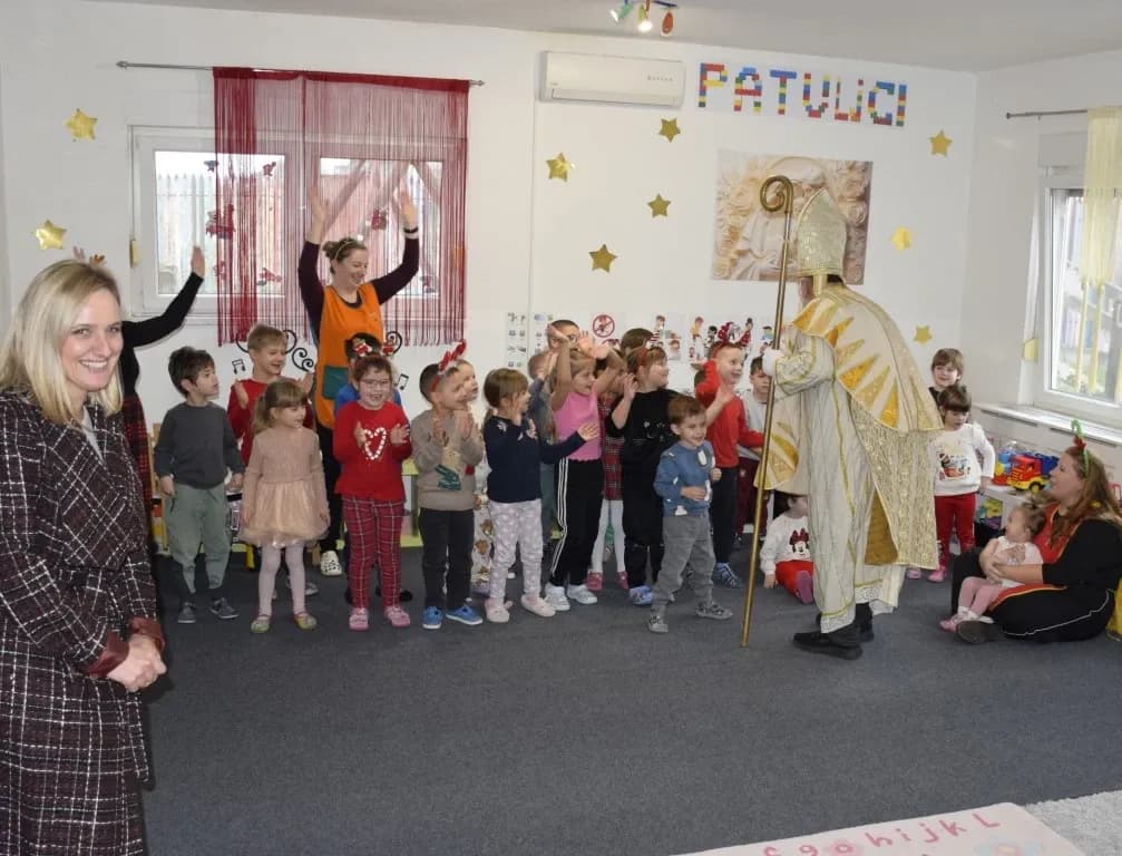 Toplina koja grije dušu: Sveti Nikola donio radost najmlađima u Požegi