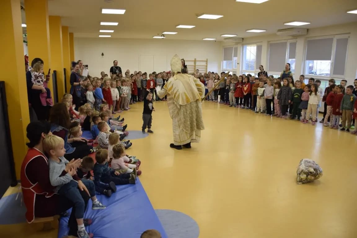 Toplina koja grije dušu: Sveti Nikola donio radost najmlađima u Požegi