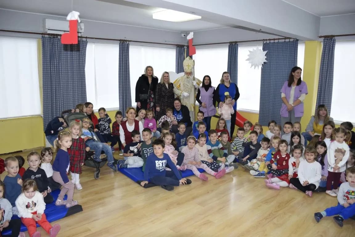 Toplina koja grije dušu: Sveti Nikola donio radost najmlađima u Požegi
