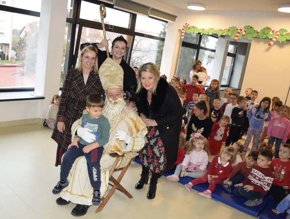 Toplina koja grije dušu: Sveti Nikola donio radost najmlađima u Požegi