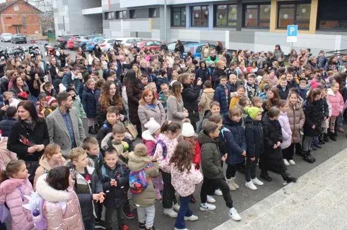 Motomrazovi donijeli radost: Pleternički motociklisti razveselili stotine djece povodom svetog Nikole