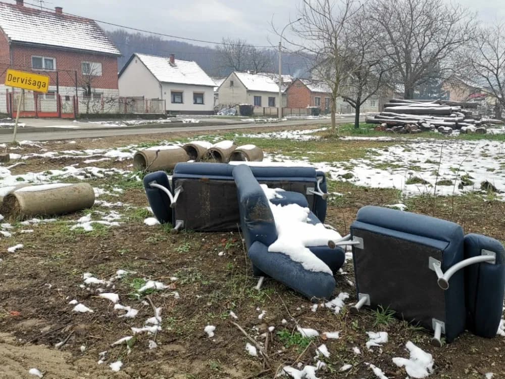 Namještaj bačen uz prometnicu u Dervišagi