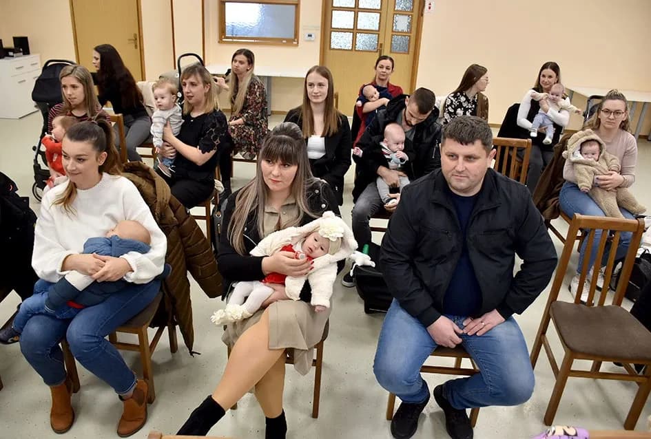 Općina Jakšić nastavila s podrškom obiteljima: Načelnik Kovačević i predsjednik Obradović uručili naknade za 28 novorođenih