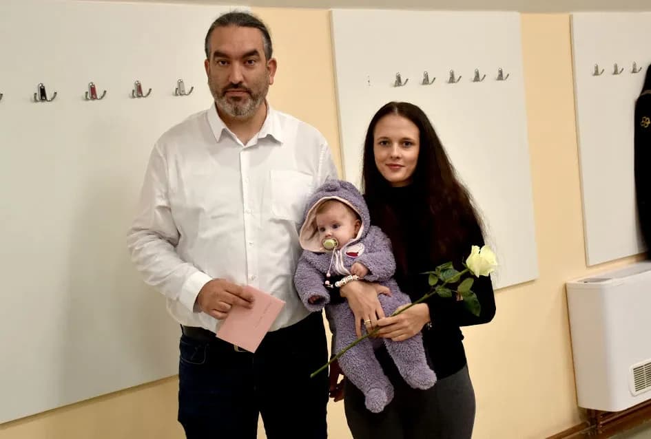 Općina Jakšić nastavila s podrškom obiteljima: Načelnik Kovačević i predsjednik Obradović uručili naknade za 28 novorođenih