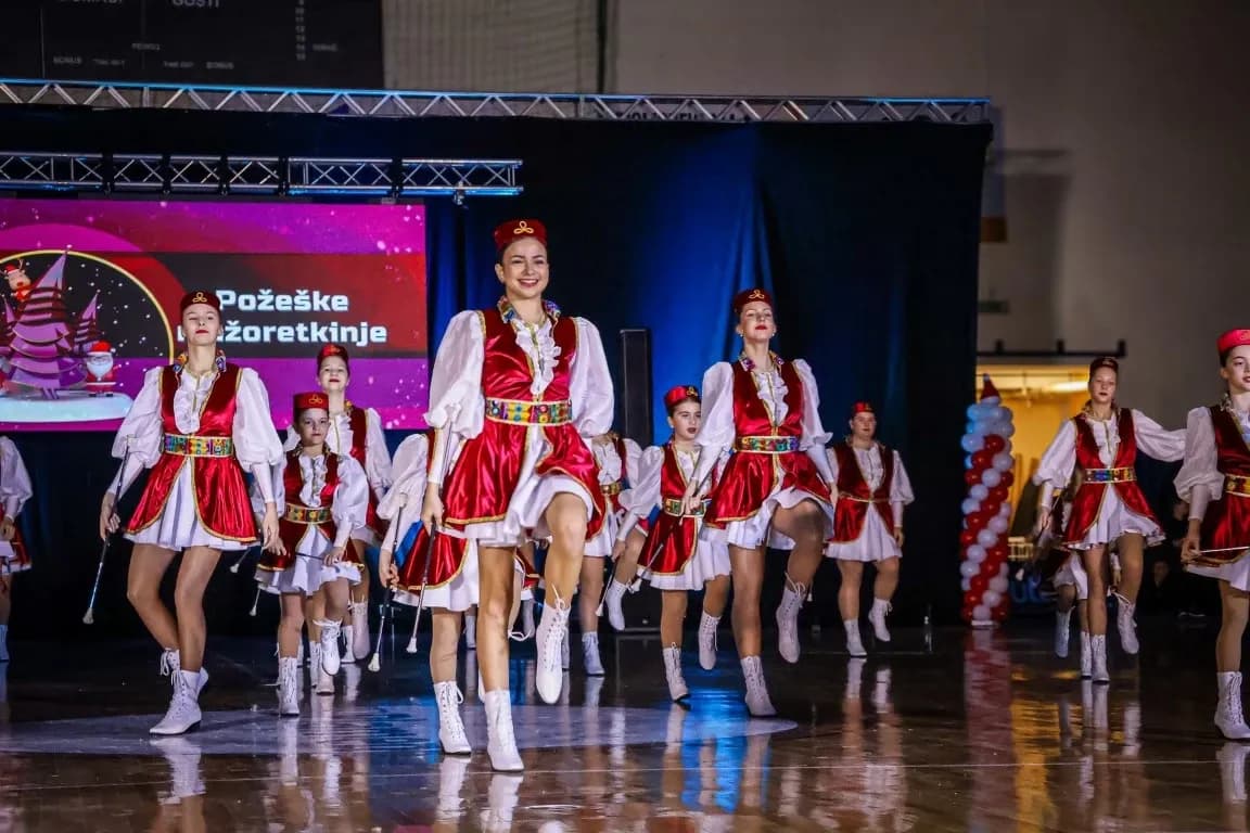 Rasplesani doček Djeda Božićnjaka ispunio dvoranu Tomislav Pirc dječjim osmijesima