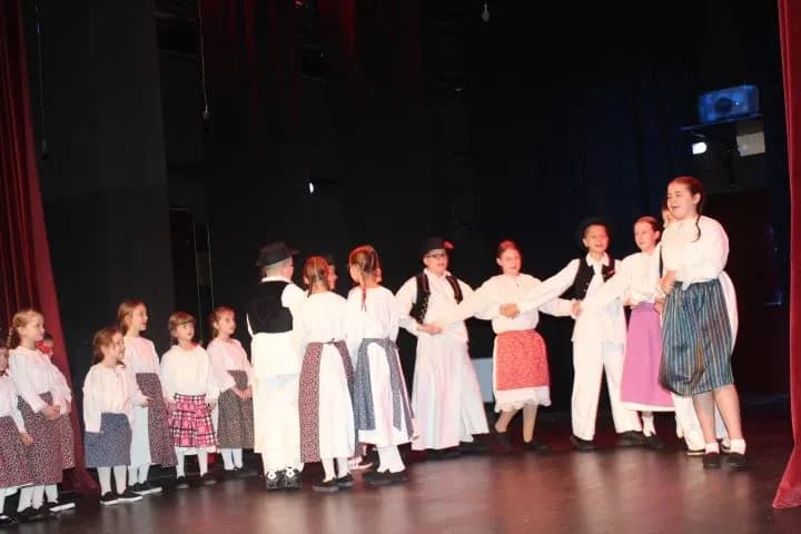 Pleternica zapjevala uoči Božića uz HKUD Vijenac i Udrugu Osmjeh