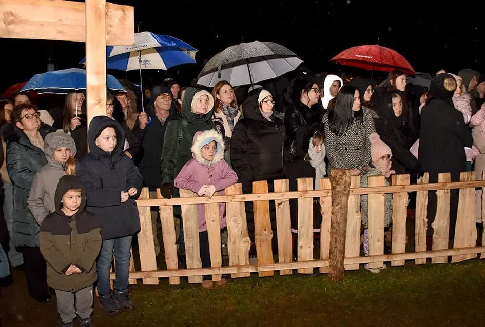 U Velikoj uprizorene žive jaslice uz snažnu humanitarnu poruku