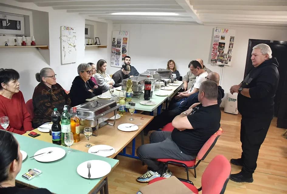 Brđani Odreda izviđača Požega uz blagdansko druženje i novu zastavu ispratili uspješnu godinu
