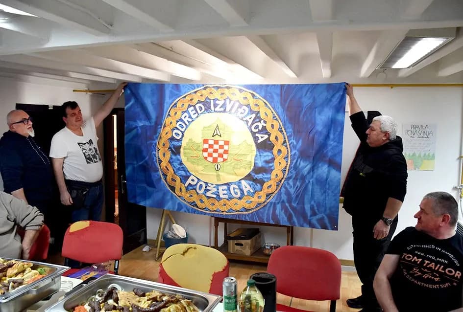 Brđani Odreda izviđača Požega uz blagdansko druženje i novu zastavu ispratili uspješnu godinu