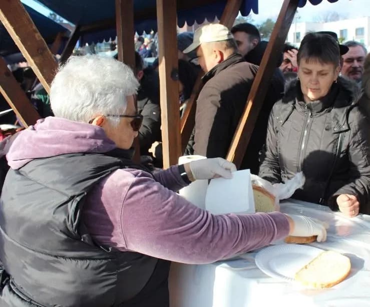 Pleternica Novu godinu dočekala u podne uz pjesmu, ples i slavonsko zajedništvo