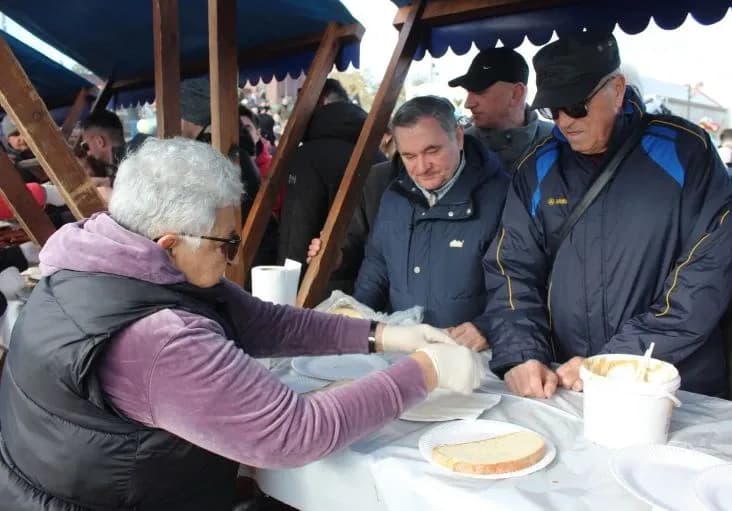Pleternica Novu godinu dočekala u podne uz pjesmu, ples i slavonsko zajedništvo