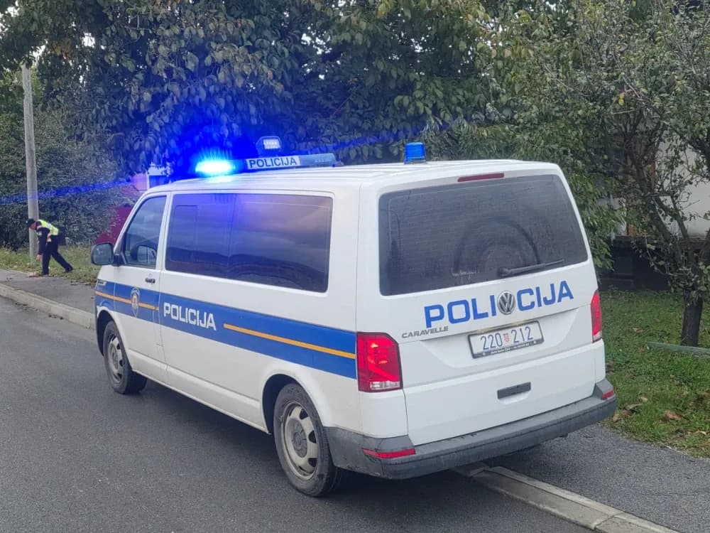 Trenutak nesigurnosti za volanom: Mlada vozačica pogriješila i napustila mjesto nesreće
