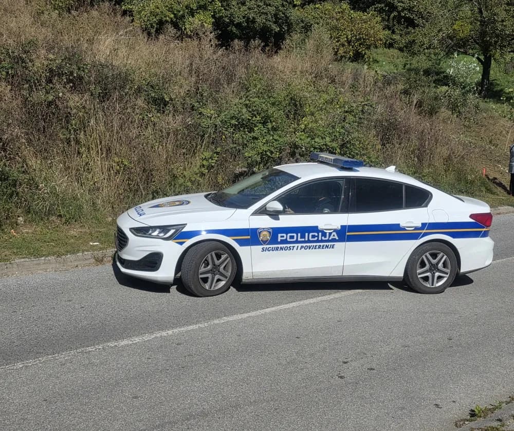 Nedjelja obilježena prometnim nesrećama: Automobil završio na krovu, dijete ozlijeđeno na pješačkom prijelazu